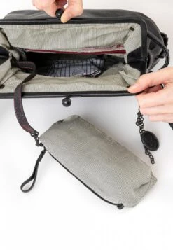 MRS TEA CAKE - Umhängetasche - Black Smoke -Aunts & Uncles 19c0c9a72aa4430db61a2757868583a5