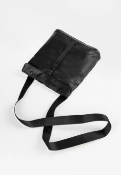 YAO - Umhängetasche - Black -Aunts & Uncles 307e5a97e9df49688328f48b8a387e65