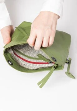 CHOKEBERRY - Umhängetasche - Calliste Green