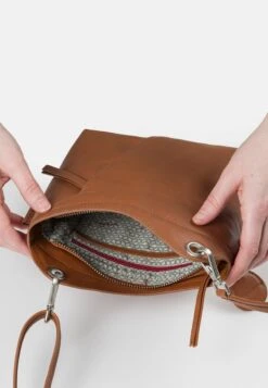 CHOKEBERRY - Umhängetasche - Cognac 10 CHOKEBERRY - Umhängetasche - Cognac -Aunts & Uncles 3a17d668f3da4e0ca8c341a61fc4ac0d