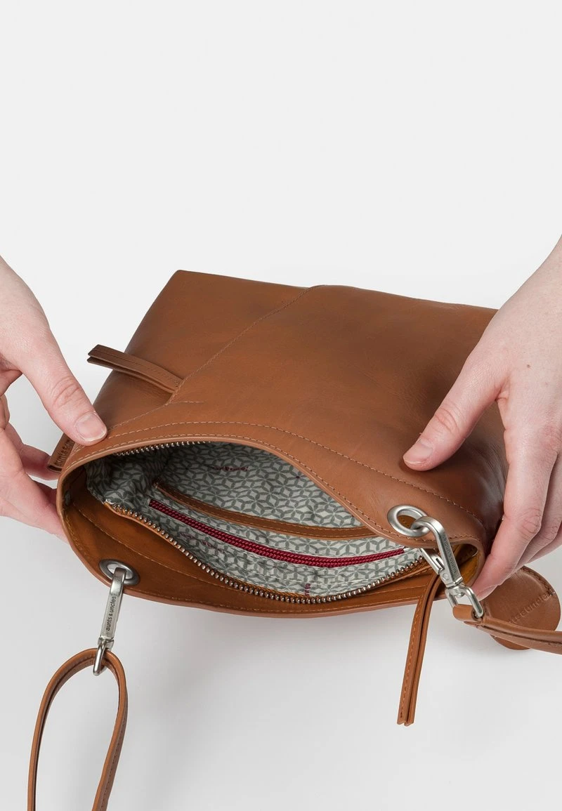CHOKEBERRY - Umhängetasche - Cognac 5 CHOKEBERRY - Umhängetasche - Cognac – Bild 3