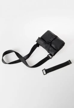 TSU - Umhängetasche - Black -Aunts & Uncles 3ee26d3ae7324c42b702490a886dde39