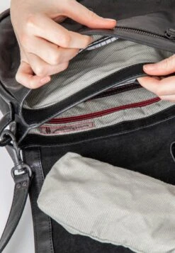 MRS CHEESECAKE - Umhängetasche - Black Smoke -Aunts & Uncles 538e53a69d9e4a85b88c467fbbd87805