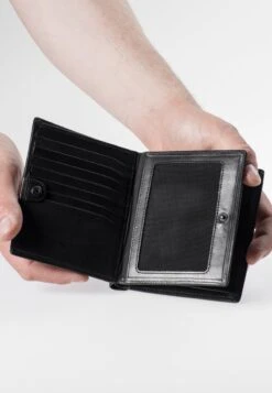 FJELL - Geldbörse - Black -Aunts & Uncles 6fda6ed0d1c042e790db0d706689c9b6