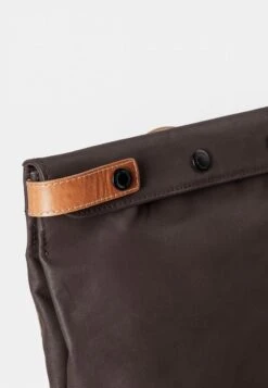 YOKOHAMA - Tagesrucksack - Bitter Chocolate -Aunts & Uncles 7ca55a7e280b485c88879730137a9b5a