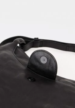 MRS MUG CAKE - Umhängetasche - Black Smoke 13 MRS MUG CAKE - Umhängetasche - Black Smoke -Aunts & Uncles 973dd800b7354fde8394fa2943237c2a