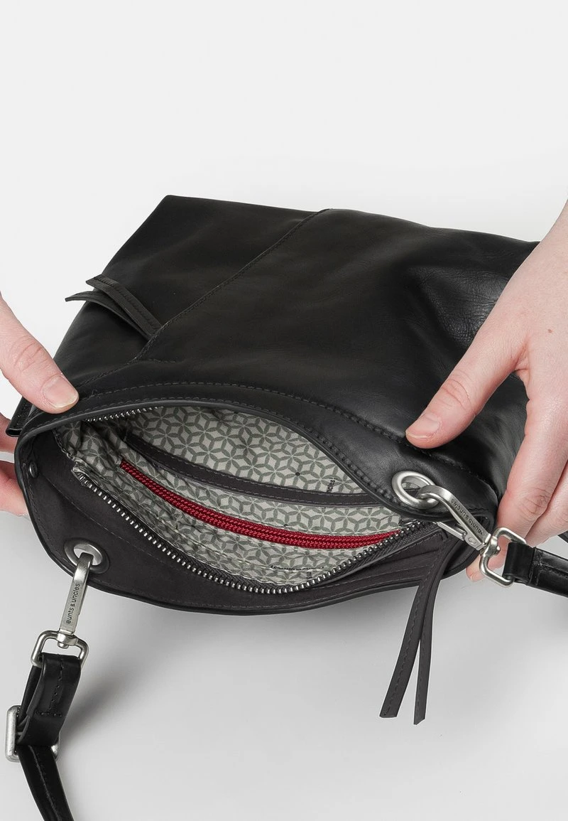 CHOKEBERRY - Umhängetasche - Jet Black 5 CHOKEBERRY - Umhängetasche - Jet Black – Bild 3