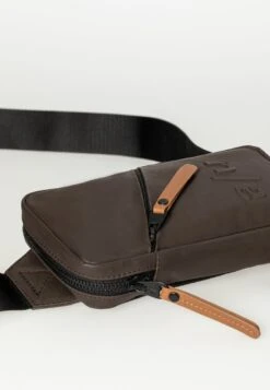 IWAKO - Umhängetasche - Bitter Chocolate -Aunts & Uncles 9902c8df09af4befb6b04d59c859e6be