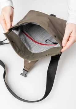 YAO - Umhängetasche - Fallen Rock 13 YAO - Umhängetasche - Fallen Rock -Aunts & Uncles c72f5a95859b44449427702751025196 1