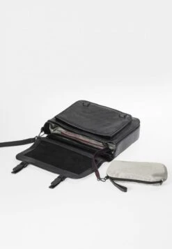 MRS PISTACIO PIE - Handtasche - Black Smoke 12 MRS PISTACIO PIE - Handtasche - Black Smoke -Aunts & Uncles e9559ad46c714568a5d5abe9428b12b3